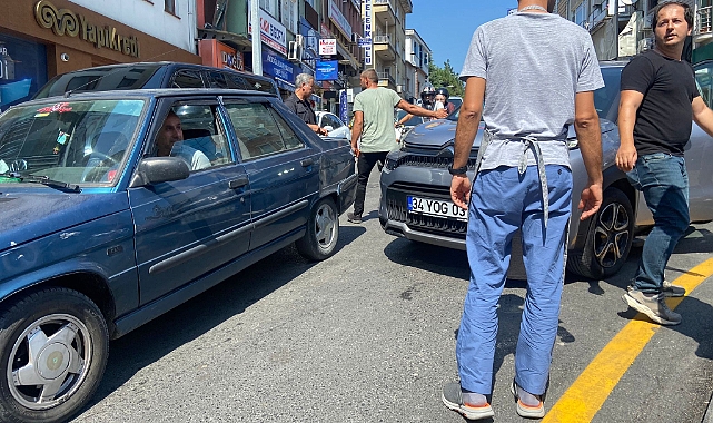 Yukarı Çarşıda maddi hasarlı kaza GÜNCEL BARTIN HALK GAZETESİ